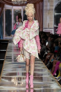 defile-moschino-automne-hiver-2020-2021-milan-look-39.thumb.jpg.d79dc533a7c2a22005a1684aa9e5de1e.jpg