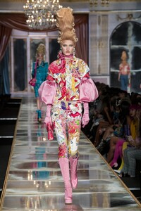 defile-moschino-automne-hiver-2020-2021-milan-look-45.thumb.jpg.0e3bbe785141b6d18ccaad8497e26701.jpg