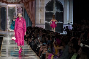defile-moschino-automne-hiver-2020-2021-milan-look-47.thumb.jpg.cf947570cb63bf4ef80ce1c183c38174.jpg