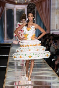 defile-moschino-automne-hiver-2020-2021-milan-look-75.thumb.jpg.a76aad68bd65b80bab36b05c5e5ee460.jpg