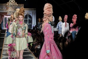 defile-moschino-automne-hiver-2020-2021-milan-look-80.thumb.jpg.56700c5a4df0a9121b06a2900ac71098.jpg