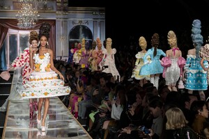 defile-moschino-automne-hiver-2020-2021-milan-look-84.thumb.jpg.afe2f98039ef74bb46a28c7962857830.jpg