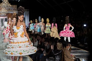 defile-moschino-automne-hiver-2020-2021-milan-look-85.thumb.jpg.42e447944e1f5d7942d40313fd1d8c01.jpg