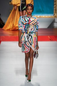 defile-moschino-printemps-ete-2020-milan-look-21.thumb.jpg.712a5d7240ef409ec5774af1595ef4ad.jpg