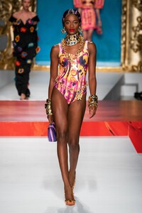 defile-moschino-printemps-ete-2020-milan-look-37.thumb.jpg.a1b4c9e918312c0c2ef30936c5104038.jpg