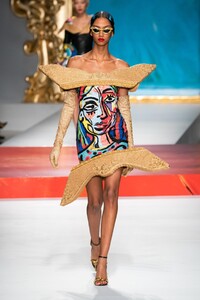 defile-moschino-printemps-ete-2020-milan-look-41.thumb.jpg.38d4c1e33f263595f4c5afa93bfd8236.jpg