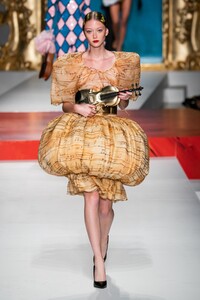 defile-moschino-printemps-ete-2020-milan-look-49.thumb.jpg.11f2dc8de3b3213be9762e41fe5f4557.jpg