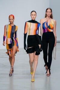 defile-mugler-printemps-ete-2020-paris-look-15.thumb.jpg.7fb27fc16d8f32dcbdbe5d7195b18c0e.jpg