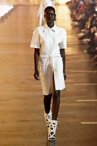 defile-off-white-printemps-ete-2020-paris-look-2.thumb.jpg.6785c9ba7066b6f625f0d9bc489ba620.jpg