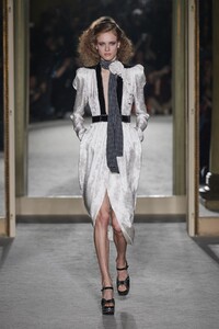 defile-philosophy-di-lorenzo-serafini-automne-hiver-2020-2021-milan-look-34.thumb.jpg.331bd51198b371d6eee27f8a544450b8.jpg
