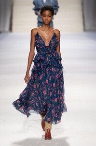 defile-philosophy-di-lorenzo-serafini-printemps-ete-2020-milan-look-19.thumb.jpg.de45bd6354bd01656a22597b7fe72776.jpg