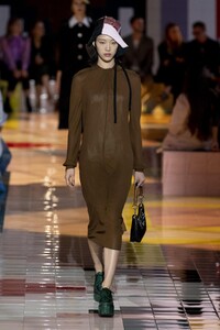 defile-prada-printemps-ete-2020-milan-look-13.thumb.jpg.751f84ad06dccbc0d38a1845ffed5504.jpg