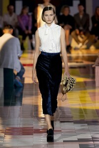 defile-prada-printemps-ete-2020-milan-look-18.thumb.jpg.7785da49c11f4fb353b44f6cab116cc1.jpg