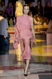defile-prada-printemps-ete-2020-milan-look-40.thumb.jpg.64a91995a469fdfad948683159109695.jpg