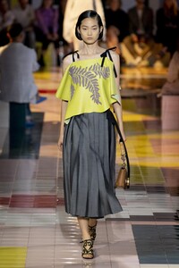 defile-prada-printemps-ete-2020-milan-look-49.thumb.jpg.625ce00ab6fc3dadb45e697a6a93d312.jpg