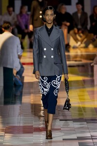 defile-prada-printemps-ete-2020-milan-look-9.thumb.jpg.00ac243ce708665c53a37487e806df9c.jpg