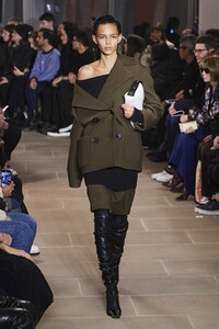 defile-proenza-schouler-automne-hiver-2020-2021-new-york-look-3.thumb.jpg.ceae59dab27bbf3de98e7f1eb4b2202c.jpg