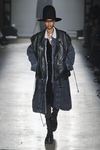 defile-r13-automne-hiver-2020-2021-new-york-look-21.thumb.jpg.4976f3d24254f5e471c6723c0165f7b2.jpg
