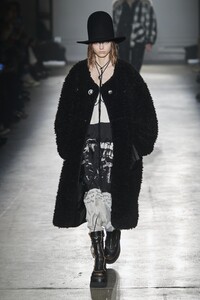 defile-r13-automne-hiver-2020-2021-new-york-look-25.thumb.jpg.2328a4492edc8db0cca51de3f7ac79d5.jpg