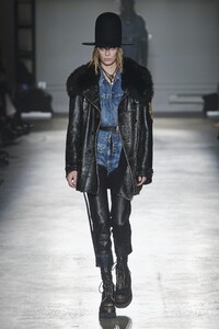defile-r13-automne-hiver-2020-2021-new-york-look-3.thumb.jpg.d5bc89d5156b5fb4489be7cfbb7ddbc9.jpg