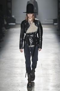 defile-r13-automne-hiver-2020-2021-new-york-look-37.thumb.jpg.a96045c530d5460a86b289931428b144.jpg