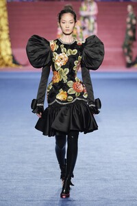 defile-richard-quinn-automne-hiver-2020-2021-londres-look-23.thumb.jpg.87b8dedbf675a17228ebbd0e1295790c.jpg