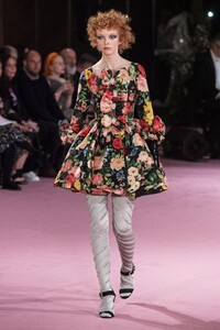 defile-richard-quinn-printemps-ete-2020-londres-look-20.thumb.jpg.78c3fb1a0f604f6ccdb821fadec40098.jpg