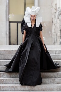 defile-rick-owens-printemps-ete-2020-paris-look-41.thumb.jpg.2b756e2aec46ac4f95abb4cccfd50013.jpg