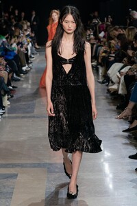 defile-rochas-printemps-ete-2020-paris-look-32.thumb.jpg.a4af9a52e44540dc26499b9c381d2f17.jpg