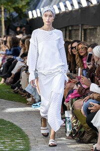 defile-roland-mouret-printemps-ete-2020-londres-look-24.thumb.jpg.82f12e7db7cd2f3be271a62f08dc03ce.jpg