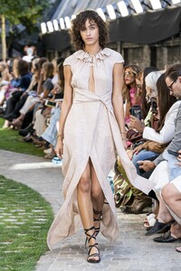 defile-roland-mouret-printemps-ete-2020-londres-look-26.thumb.jpg.f920299abb91ec1d15acf85cff914bc8.jpg