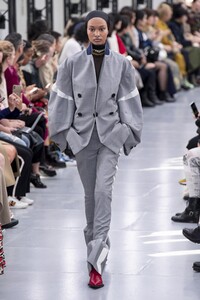 defile-sacai-printemps-ete-2020-paris-look-23.thumb.jpg.e13677943a618dd1ed0e8385a63634a6.jpg