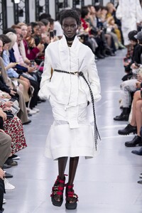 defile-sacai-printemps-ete-2020-paris-look-8.thumb.jpg.2a66b3bad00ca4542296ed8cebb0994e.jpg