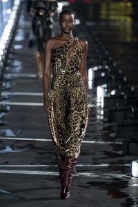 defile-saint-laurent-printemps-ete-2020-paris-look-21.thumb.jpg.a48ec82abc936841dd08f51d922b81a4.jpg