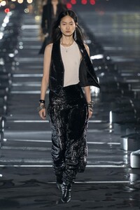 defile-saint-laurent-printemps-ete-2020-paris-look-30.thumb.jpg.806f02a19dcd1ce38739fa4129be755c.jpg