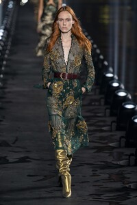 defile-saint-laurent-printemps-ete-2020-paris-look-34.thumb.jpg.1fafa8ace181786c866fad5f3b20960f.jpg