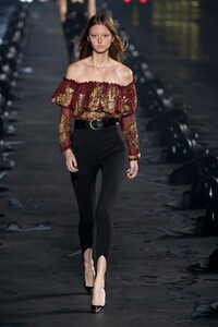 defile-saint-laurent-printemps-ete-2020-paris-look-45.thumb.jpg.7274769e618a7974b2efbd03e2dd243c.jpg