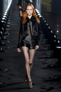 defile-saint-laurent-printemps-ete-2020-paris-look-74.thumb.jpg.a077fd8a9982cecd328ddd3c3e575c57.jpg