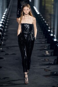 defile-saint-laurent-printemps-ete-2020-paris-look-81.thumb.jpg.1741eacdaae095d05075dfaa4adb7907.jpg