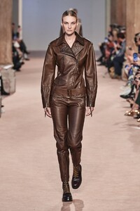 defile-salvatore-ferragamo-automne-hiver-2020-2021-milan-look-11.thumb.jpg.4be1d8a61cc1be6a5d3096da215a4e89.jpg