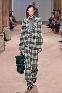 defile-salvatore-ferragamo-automne-hiver-2020-2021-milan-look-16.thumb.jpg.c118bcc1e5301172cd6f28ef7e967dc7.jpg