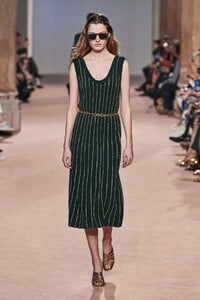 defile-salvatore-ferragamo-automne-hiver-2020-2021-milan-look-24.thumb.jpg.1a5d9faaa824a1bb1f012869cf664a6b.jpg