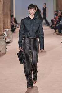 defile-salvatore-ferragamo-automne-hiver-2020-2021-milan-look-25.thumb.jpg.51bc8580d15bc0ca3779c41f66c17f26.jpg