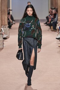 defile-salvatore-ferragamo-automne-hiver-2020-2021-milan-look-26.thumb.jpg.960fe36c2d0807c6a23efbedf28249b4.jpg