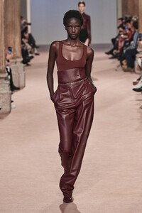 defile-salvatore-ferragamo-automne-hiver-2020-2021-milan-look-37.thumb.jpg.64ef5de550efbb101ae482f1fb78e4c3.jpg