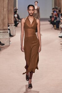 defile-salvatore-ferragamo-automne-hiver-2020-2021-milan-look-4.thumb.jpg.7b974517163ab402335f2903f9ba771f.jpg