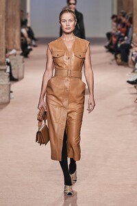 defile-salvatore-ferragamo-automne-hiver-2020-2021-milan-look-7.thumb.jpg.631b24b3cd853f9256f06a9ea1931b46.jpg