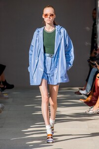 defile-salvatore-ferragamo-printemps-ete-2020-milan-look-29.thumb.jpg.1e3c4f45cf13bf85ac61e2e6d1615cc1.jpg