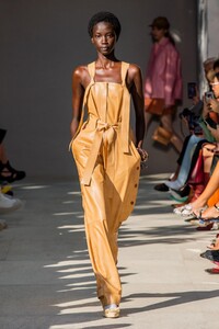 defile-salvatore-ferragamo-printemps-ete-2020-milan-look-4.thumb.jpg.3b6a3e7420343f95862930c57712a5d2.jpg