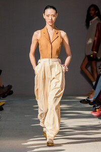 defile-salvatore-ferragamo-printemps-ete-2020-milan-look-51.thumb.jpg.9ef849541360ded74236feb5c95c0971.jpg